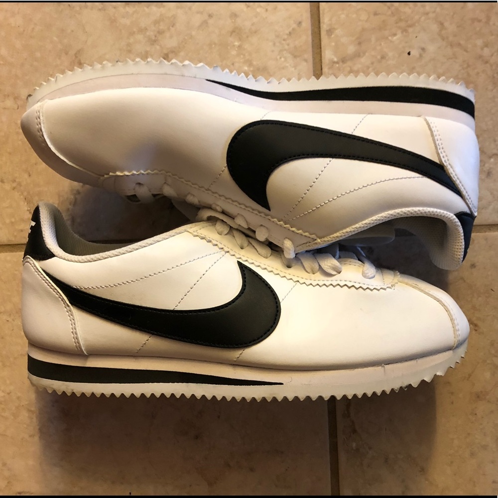 White/Black Womens Nike Sneakers